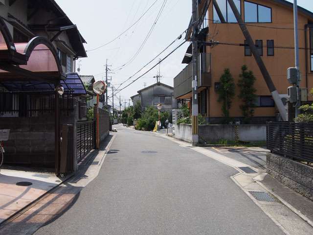 生垣のある家が、曲がりくねった道なりに立ち並んでおり、たいへん緑豊かな街並み。