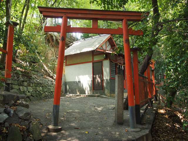 『臂岡天満宮』。菅原道真が太宰府へ向かう途中、この地に立ち寄って、臂を枕に休息したことからこの岡を“臂岡”と呼ぶようになったそうです。