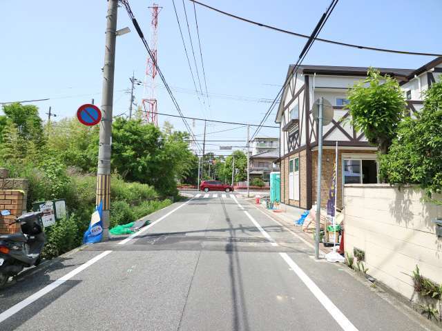 大きな公園が点在し、生垣や植栽が手入れされた住宅も多くあるなど、緑豊かな街並みです。