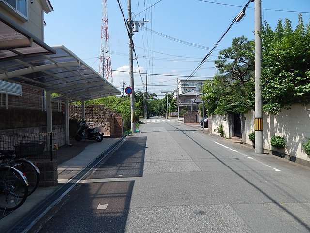 一戸建てやマンション、官舎などが立ち並ぶ住宅地。すっきりと整った区画です。