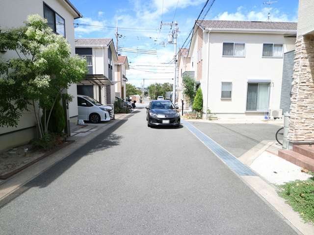 周辺の道幅は広め。