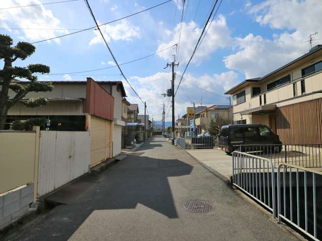 区画の整った街並みで、水路が通っています。