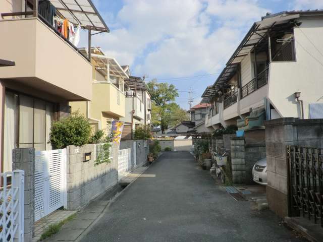 道幅は狭く、入り組んでいますが閑静な住環境が魅力です。地勢はほぼ平坦。