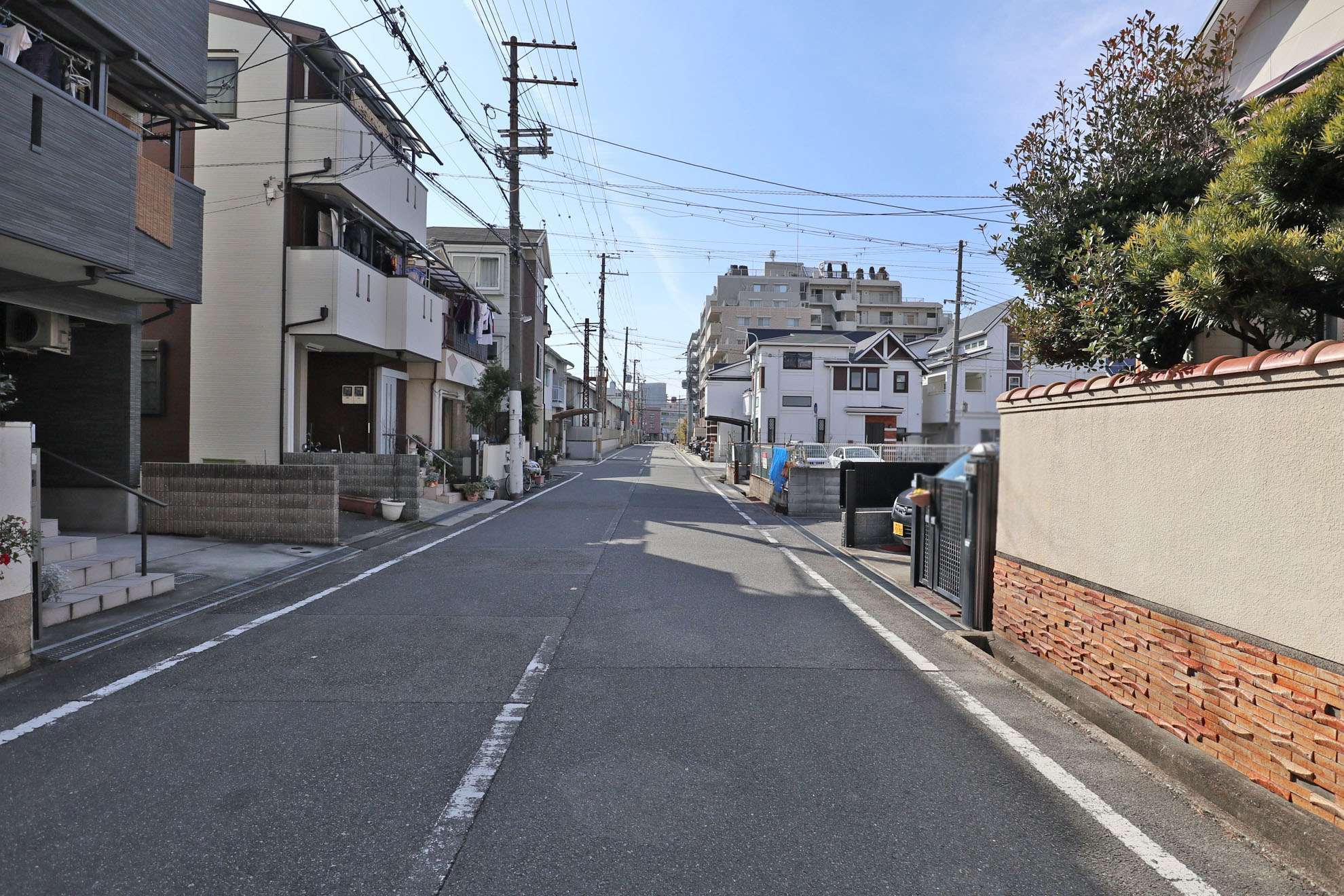 一戸建てやマンションなどが混在する区画の整った街並みです。