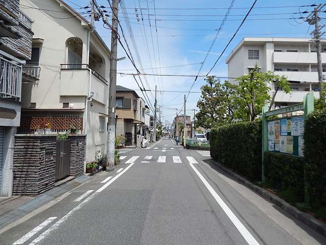 第1種住居地域と第2種中高層住居専用地域に指定され、土地を分割できる最小面積は原則80㎡(80㎡以下に土地を分割して家を建てることはできません)。