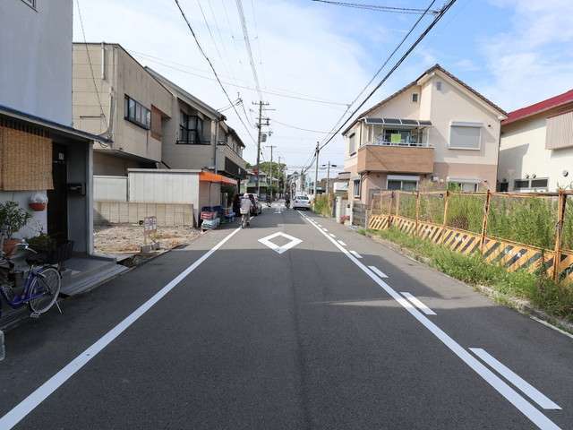 一部道幅の狭い場所もありますが、すっきりした印象の街並み。
