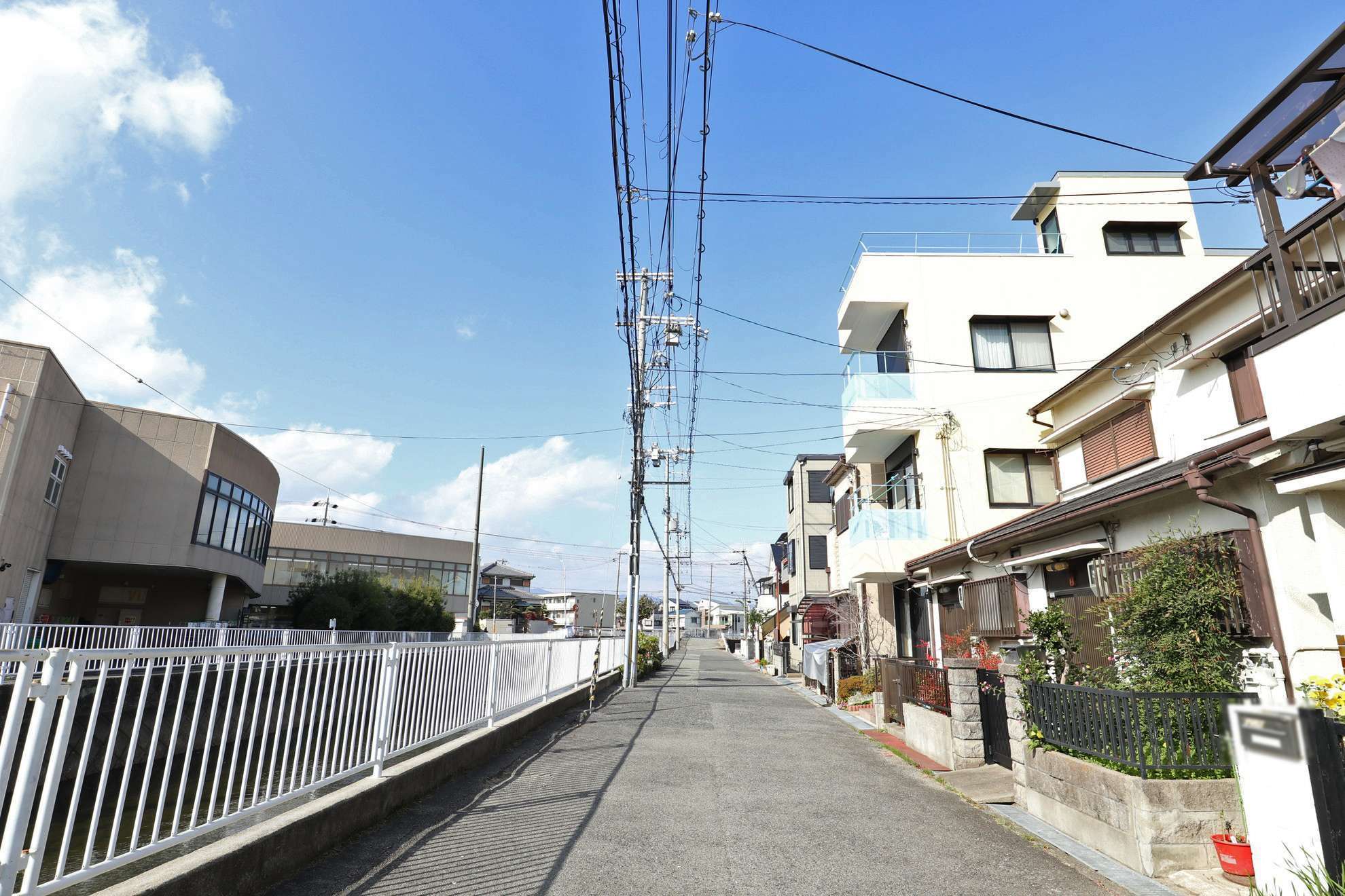 町の西側には、南北に蓬川が流れています。