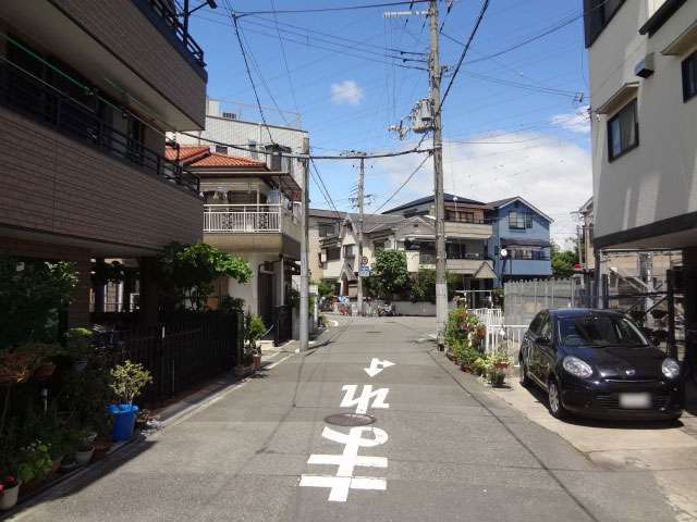 一部道幅が狭く住宅が密集した場所があるものの、概ね区画の整った街並みです。