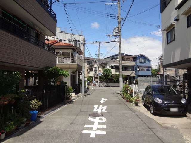 一部道幅が狭く住宅が密集した場所があるものの、概ね区画の整った街並みです。