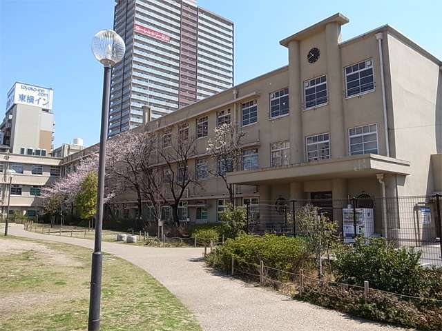 『開明中公園』。2007年に旧開明小学校の跡地を利用して、整備され、校舎は市役所の支所として利用されています。