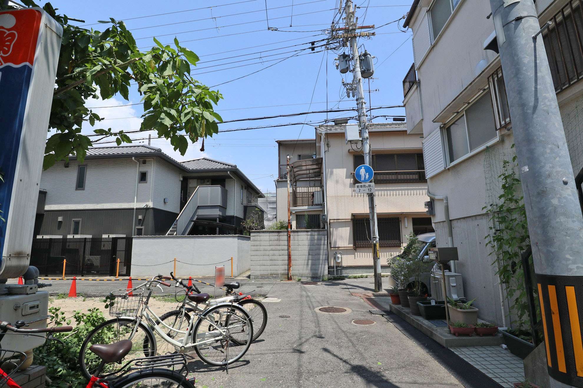 『東桜木町』は一戸建てや小規模のアパート、商店や事務所などが混在する街。