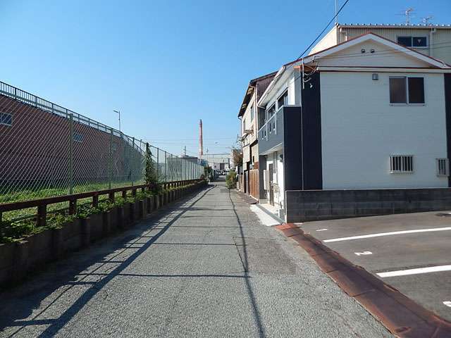 『中在家町3丁目』は住宅や事務所、店舗などの混在するエリア。