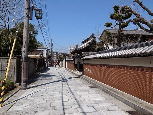 『寺町』は、尼崎城の築城の際に周辺の寺を集めたことに由来するエリア。お寺が集まった風情のある古い街並みです。