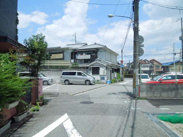 国道2号線から一本中に入ると、道幅は狭くなりますが、落ち着いた雰囲気の街並みです。