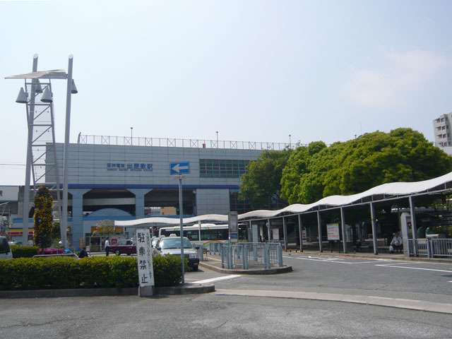 最寄り駅の阪神「出屋敷」駅。駅前にはバスロータリーがあり広場になっています。