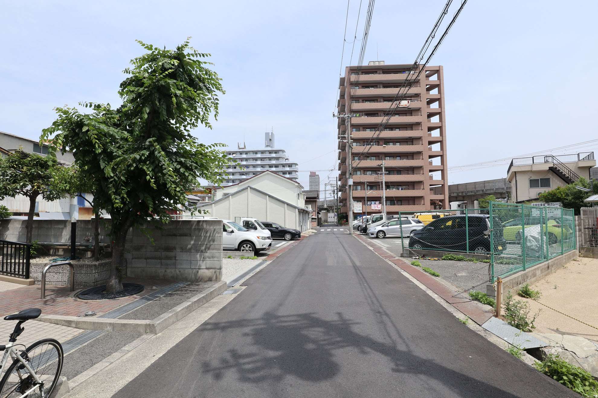 『建家町』は一戸建てやマンション、店舗、事務所などが並ぶ駅前の商業地。