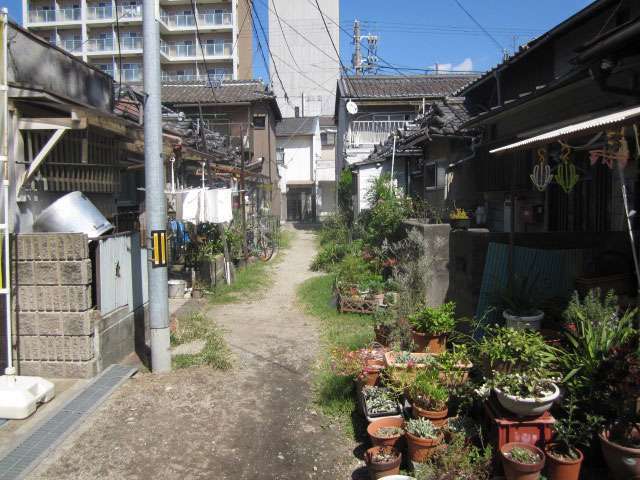 昔ながらの建物が多く立ち並んでいます。