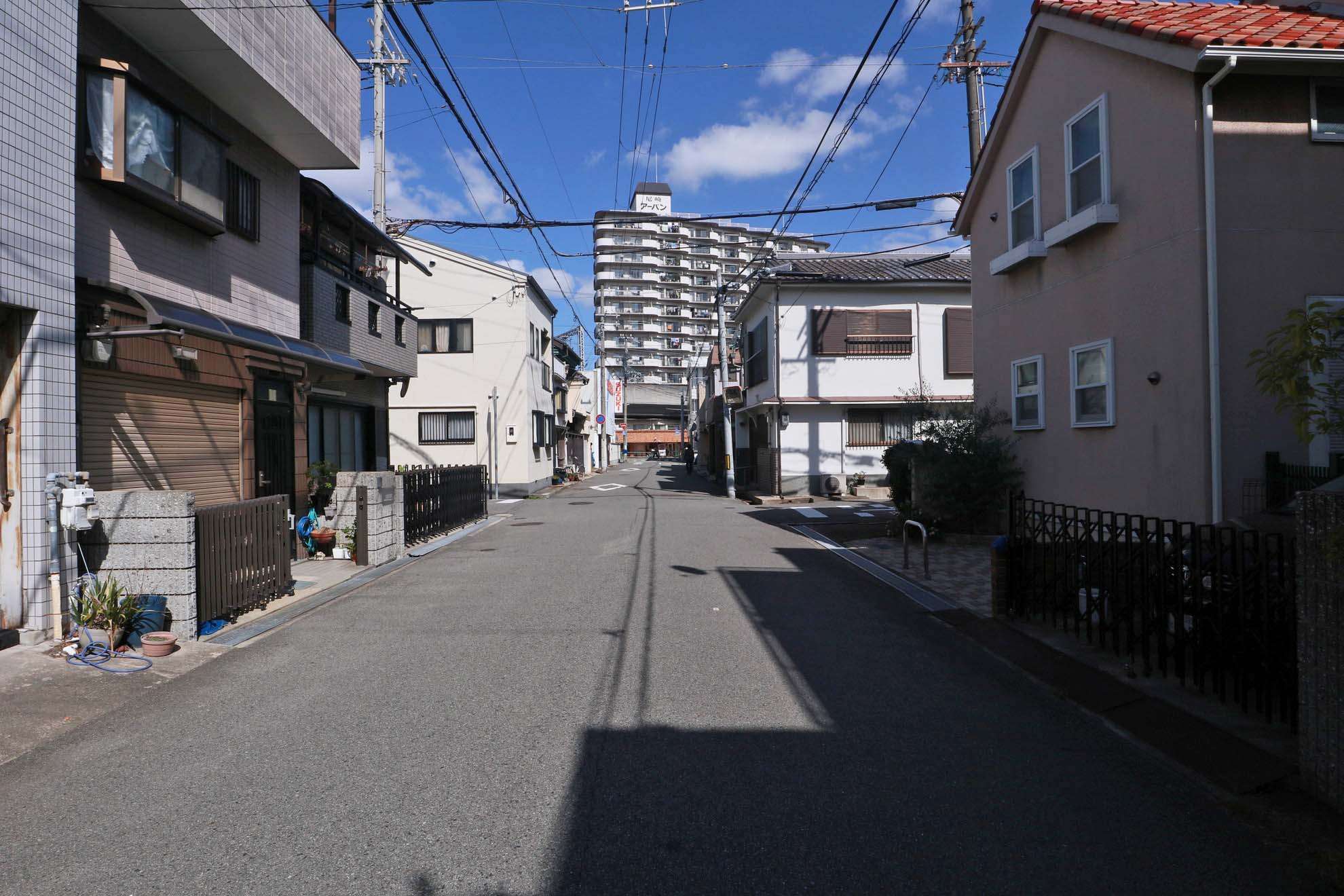 住宅の他に、事務所や店舗なども混在しています。地勢は平坦です。