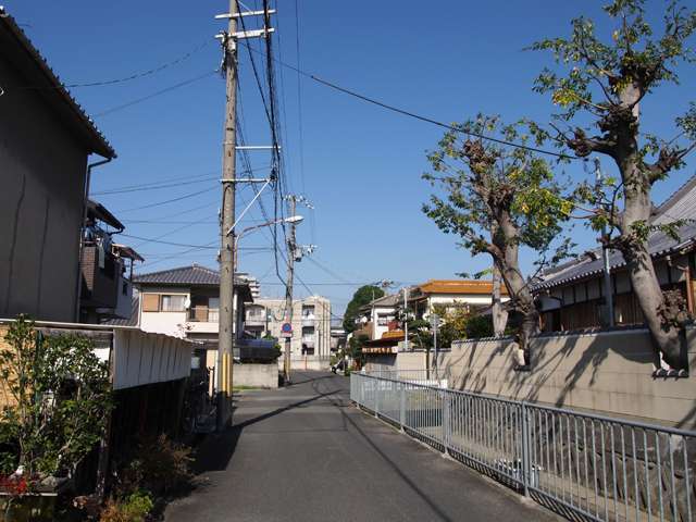 町のほとんどが第1種住居地域に指定され、一戸建てやマンションなどが混在しています。