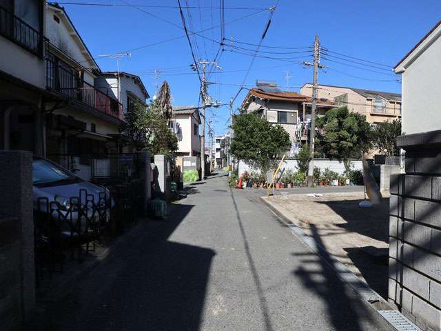 町のほとんどが第1種住居地域に指定され、一戸建てとマンションが中心に立ち並ぶ住宅街です。