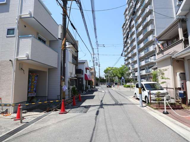 『長洲東通2丁目』は一戸建てとマンション、工場、倉庫が混在する街。