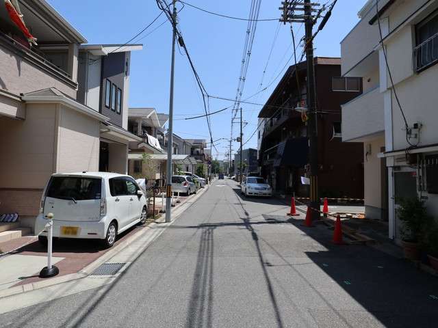 道幅は狭いところもありますが、地勢は平坦で、自転車での移動もスムーズです。