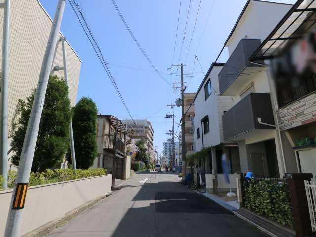 『長洲東通1丁目』は一戸建てや小規模のアパート、工場などが混在する住宅地。