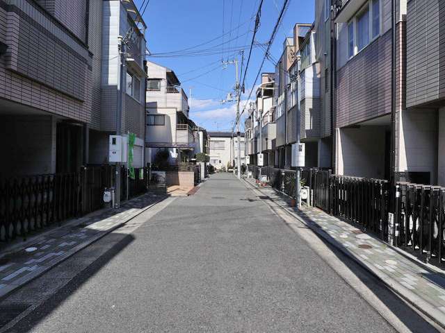 地勢は平坦、道幅は狭くやや入り組んだ昔ながらの街並みです。