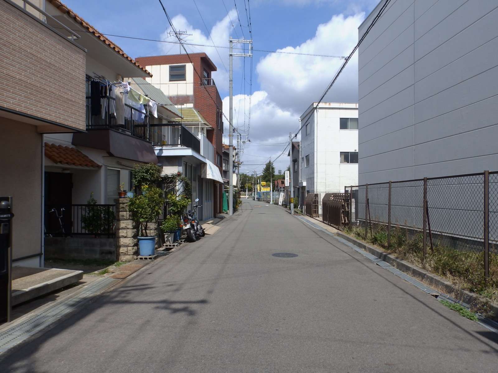 住宅の他に、事務所や工場などが混在しています。