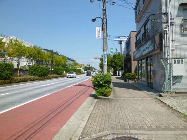 町の西側を走る県道13号線。赤い道路はバス優先レーンです。