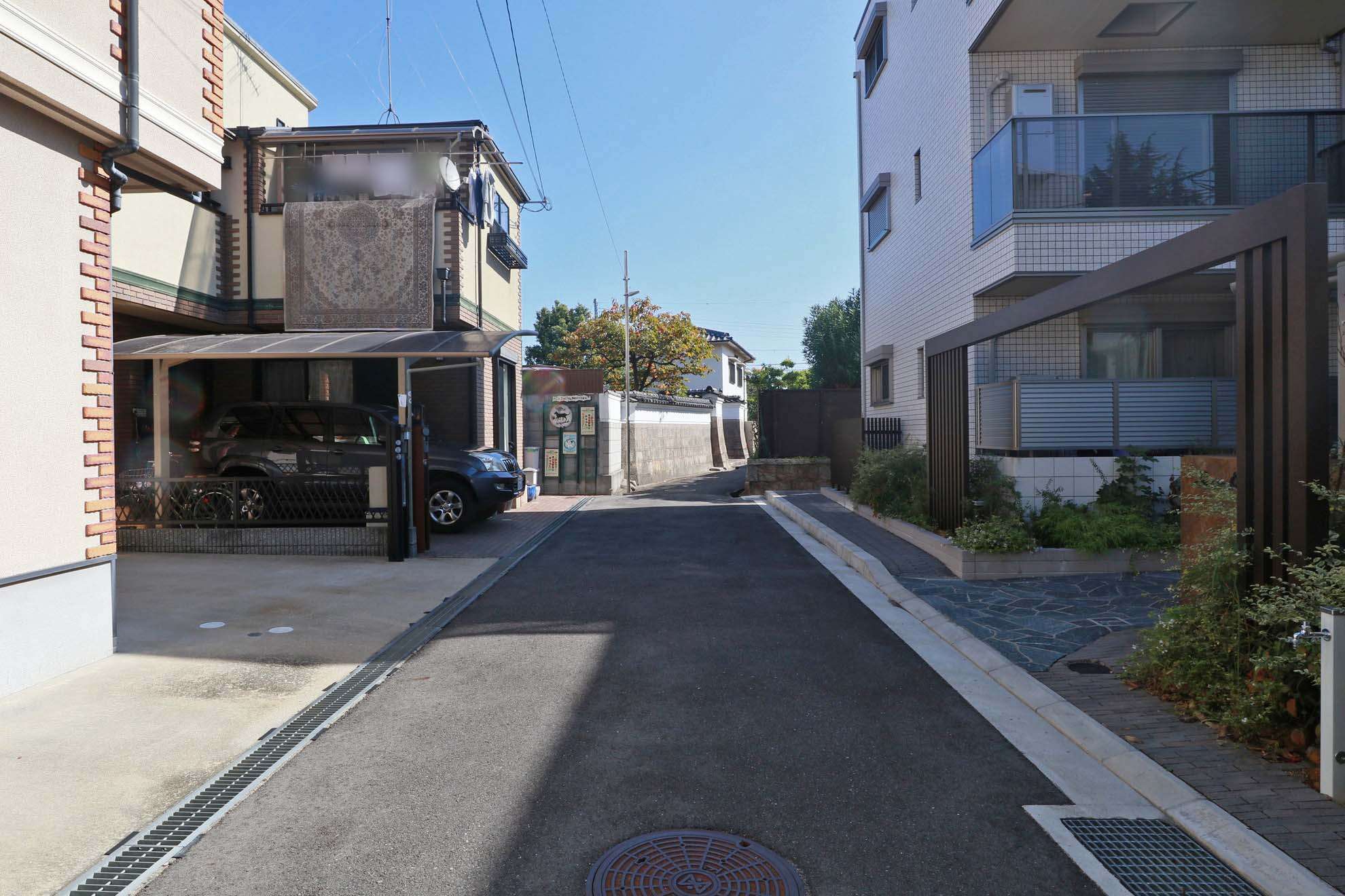 住宅地内は道幅の狭いところが多いです。