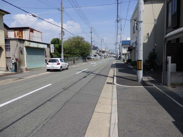 一戸建てやアパートの他、工場や店舗などが混在する住宅街。