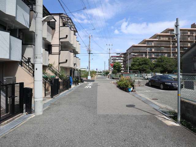 一戸建てとマンションが中心に立ち並ぶ住宅街。