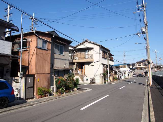 生垣のある家は少なく、町内の緑は少なめ。