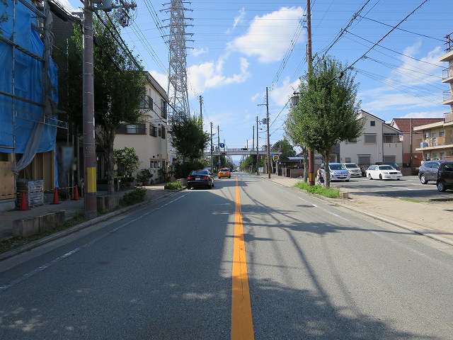 町の北側を走るバス通り沿いには一戸建てやマンションの他、店舗などが立ち並んでいます。