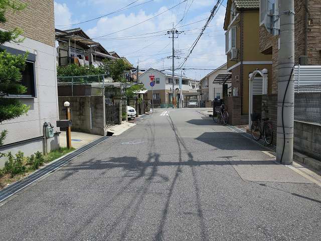 一部道幅が狭くなっているところもありますが、概ね区画の整った街並みです。