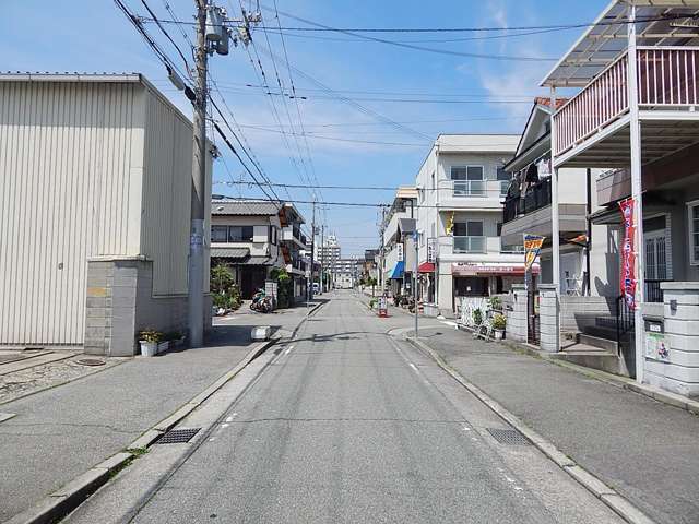 アパートの他に、店舗や事務所、工場など様々な用途の建物が混在する町。