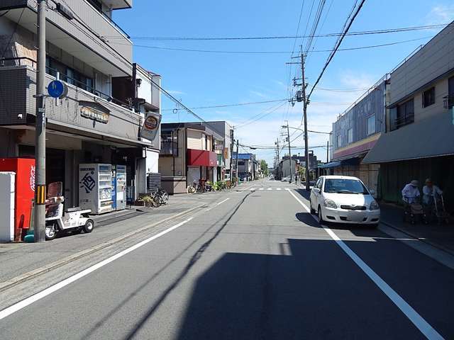 近隣に買物施設が多数あります。