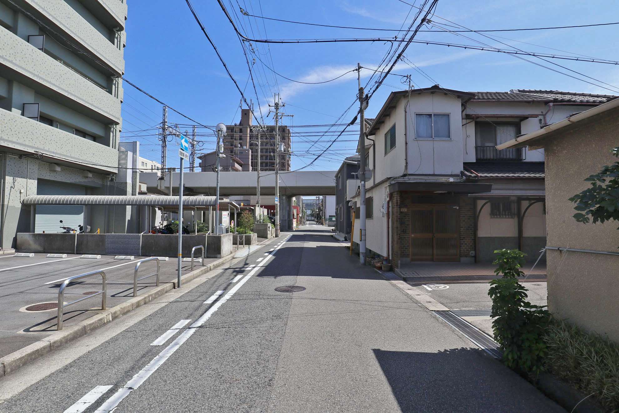 一戸建てやマンションの他、店舗や事務所など様々な用途の建物が混在しています。