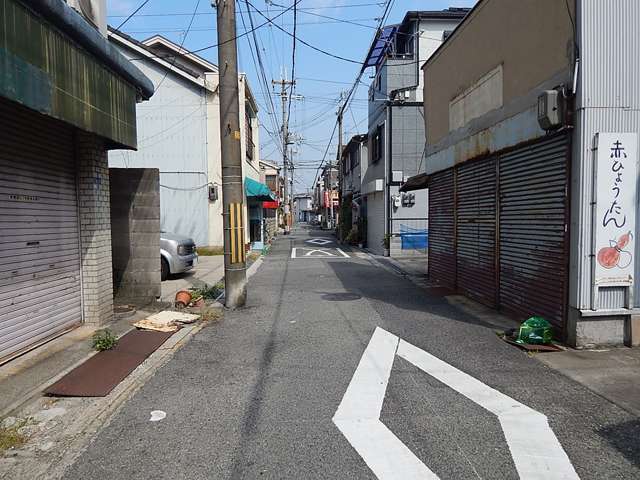 道幅はやや狭く入り組んでいますが、各種生活施設が近隣に揃う便利な町です。
