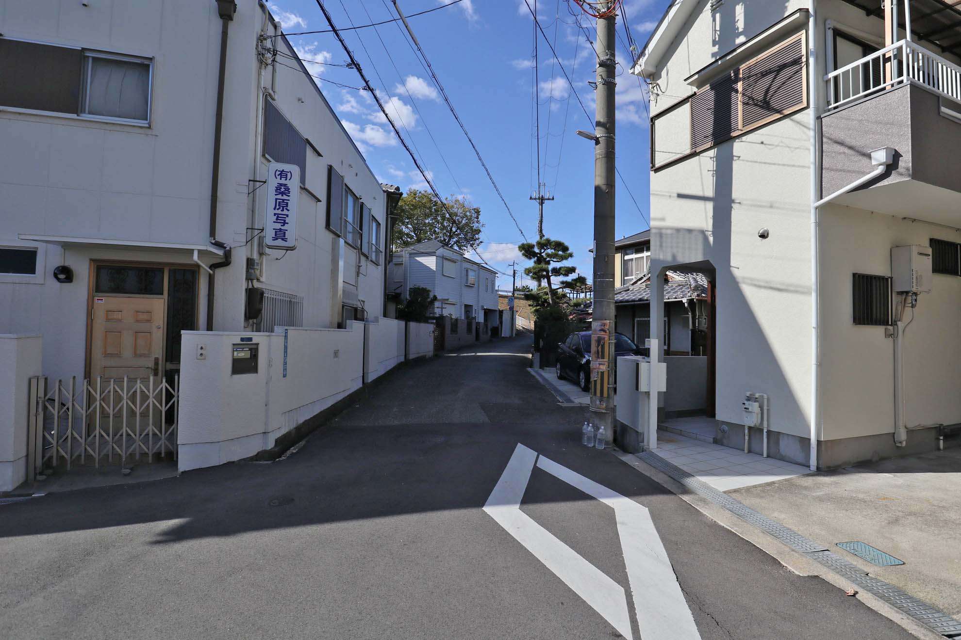 武庫川の河川敷に続く道です。