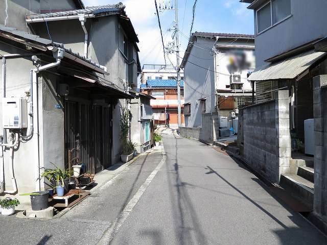 道幅が狭く入り組んだ印象の街並みですが、車の通りが少ない静かな住環境です。