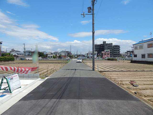 地勢は平坦。田畑に囲まれ、のどかな雰囲気の街並みです。