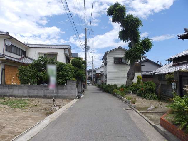 趣のある古風な戸建も多く、落ち着いた雰囲気の街並みが広がっています。