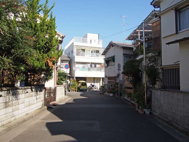 町のほとんどが第1種中高層住居専用地域に指定され、一戸建てやマンションなどが混在しています。