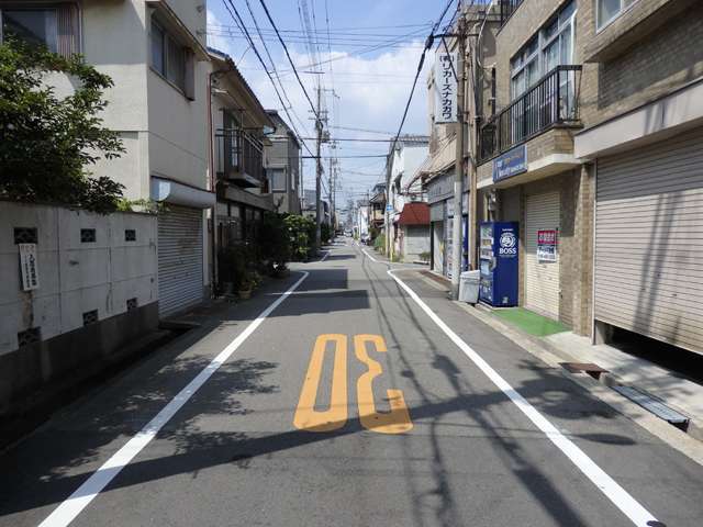 一部道幅が狭くなっている場所もありますが、すっきりした印象の街並み。