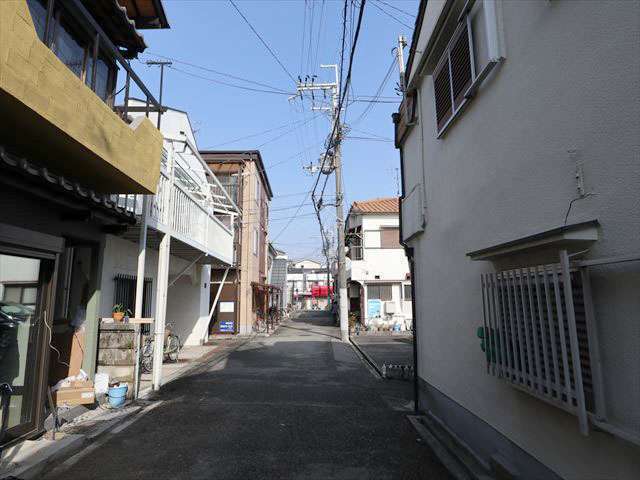 マンションや一戸建て、工場や倉庫が混在する街。道幅は狭く、やや入り組んだ街並みです。