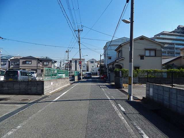 一戸建てやマンションなどが立ち並んでいます。