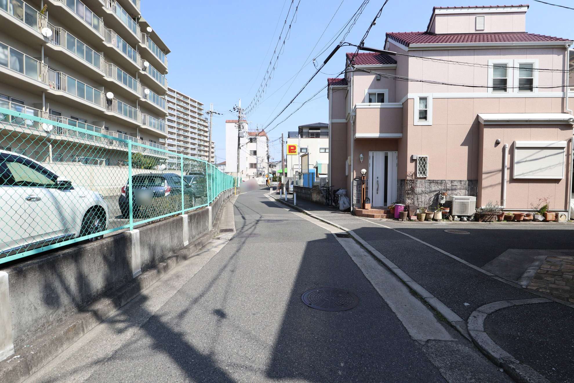 一戸建てやマンションが混在する住宅地。