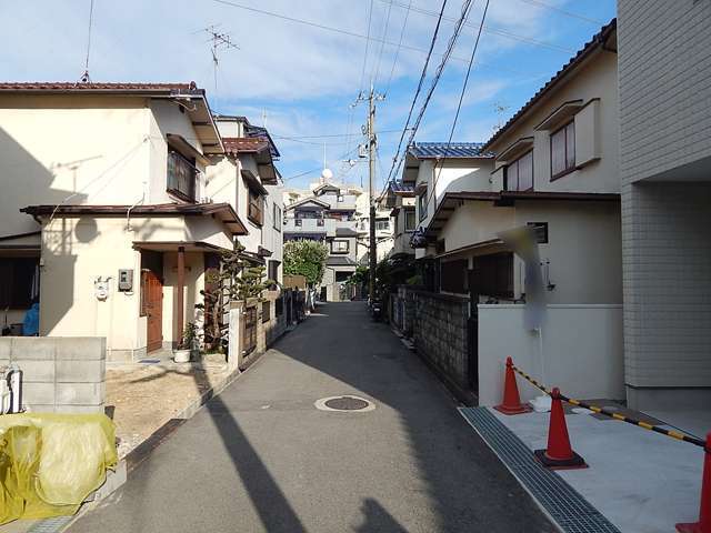 一部道幅が狭く入り組んでいますが、落ち着いた雰囲気の街並みです。